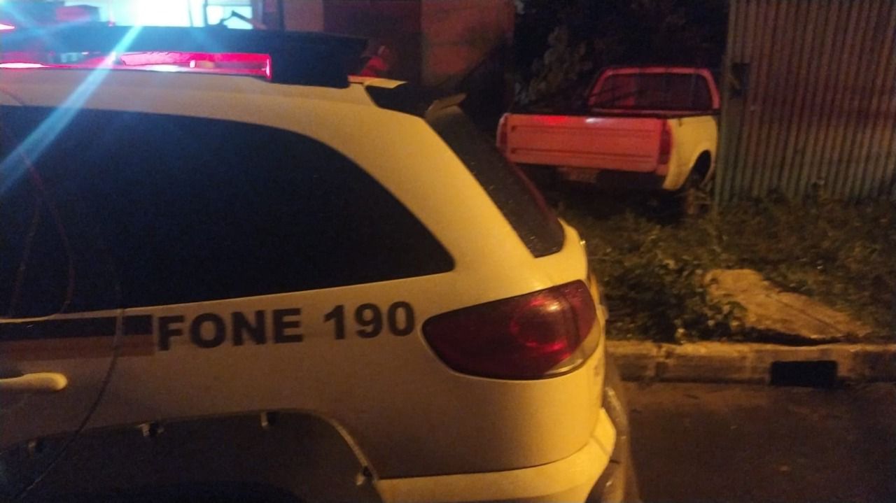 Suspeitos de furto são presos ao perder o controle de carro e invadir pátio em Gravataí