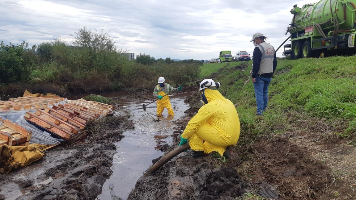 Fepam trabalha em Gravataí para conter contaminação por óleo durante tombamento de caminhão