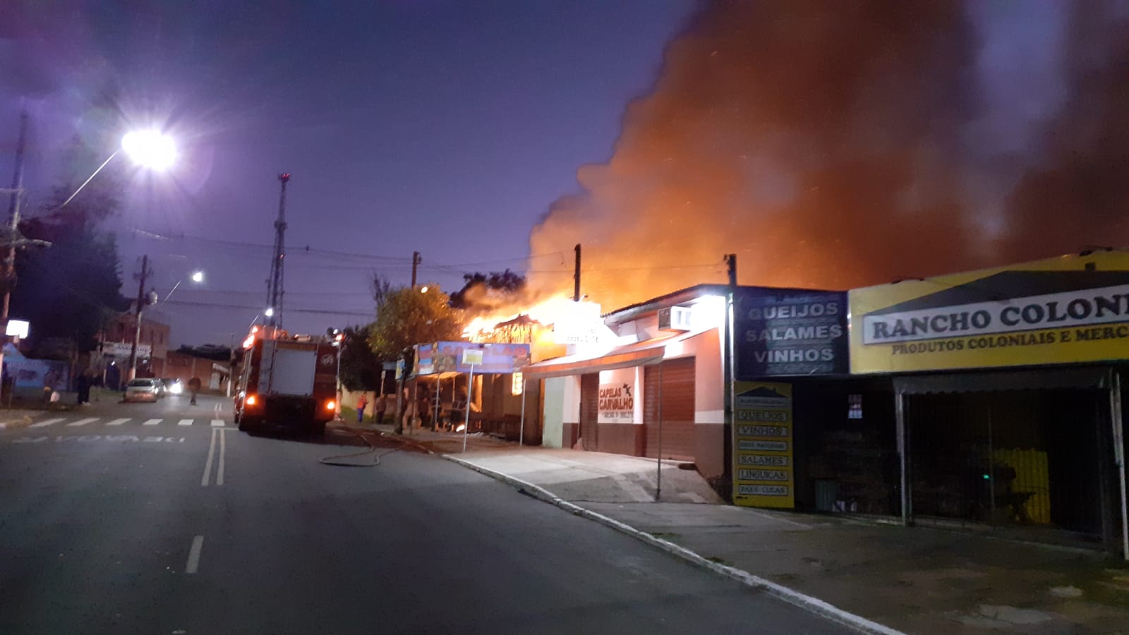 Comércio é consumido por incêndio em Gravataí