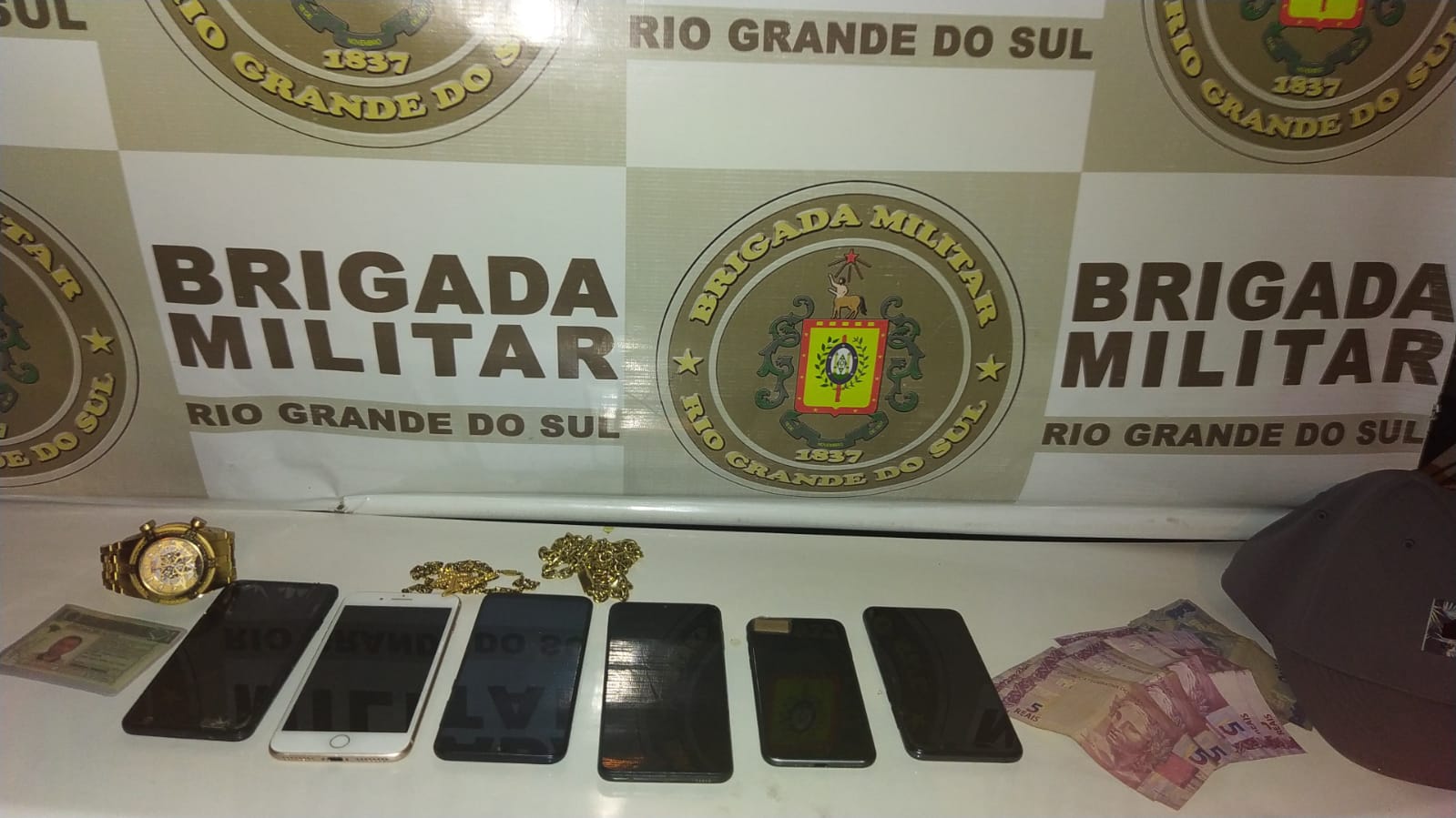 Brigada Militar prende dois e apreende adolescente por assaltos em Gravataí