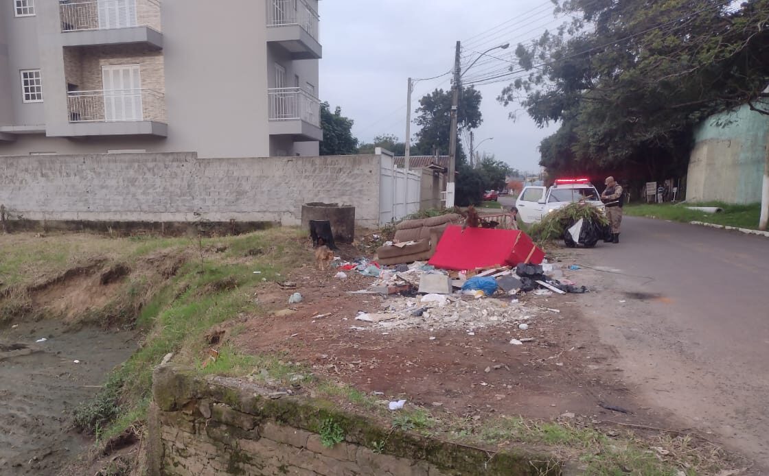 Homem é levado à delegacia por descarte irregular de lixo em Gravataí