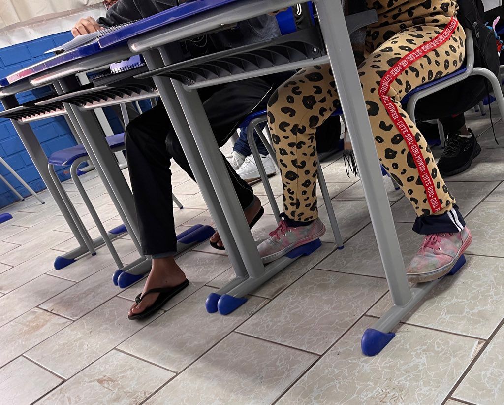 Para os alunos enfrentarem o frio, professora de Gravataí cria banco de calçados