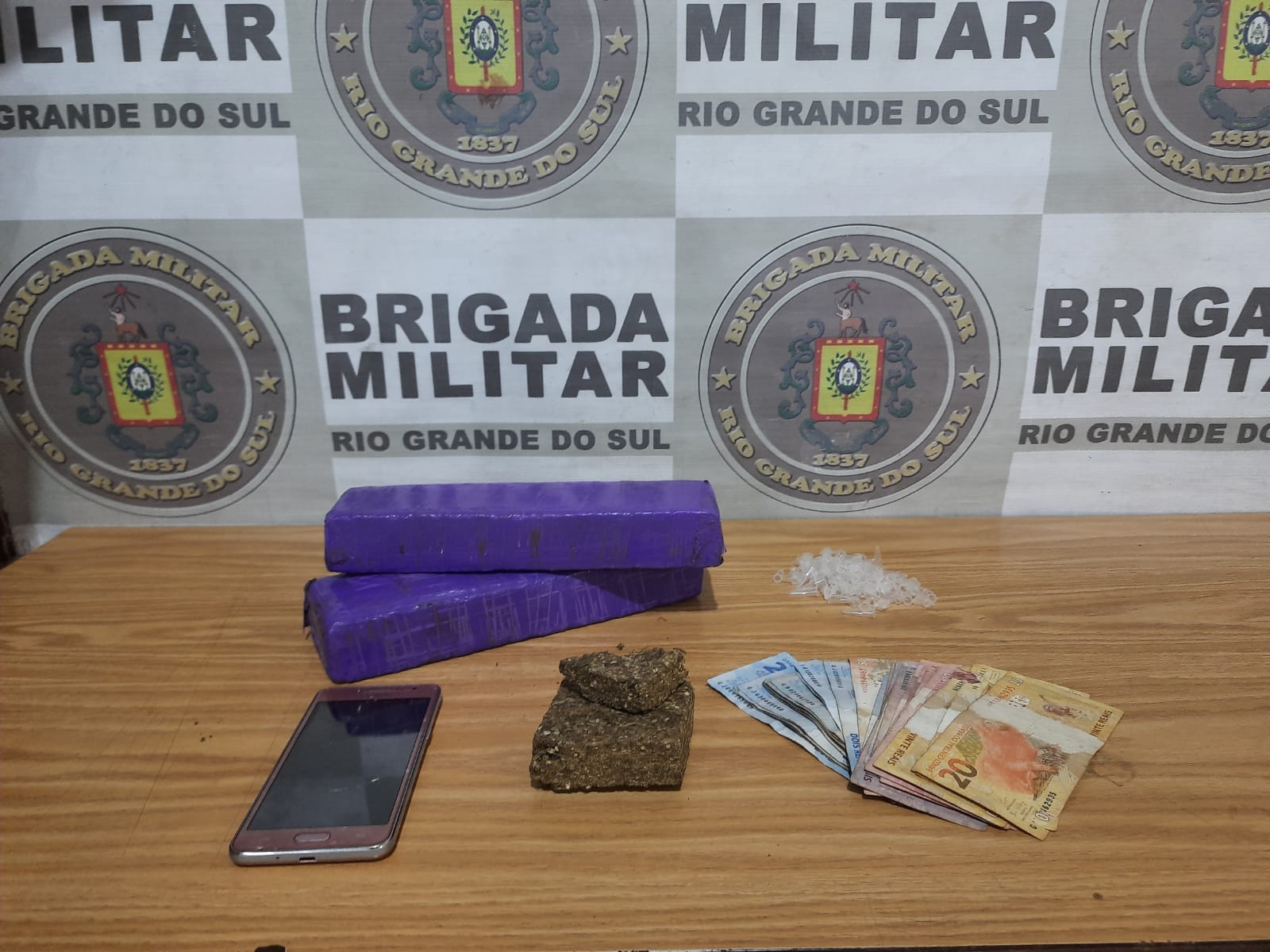 Dupla é presa com mais de 1,5 kg de drogas em Cachoeirinha