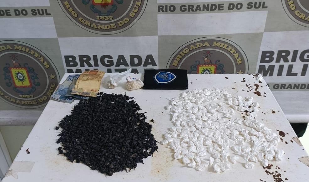 Brigada Militar apreende mais de mil porções de drogas em Cachoeirinha