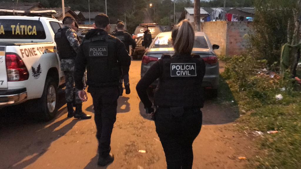 Polícia nas ruas de Gravataí em operação contra envolvidos em assassinatos e tráfico de drogas