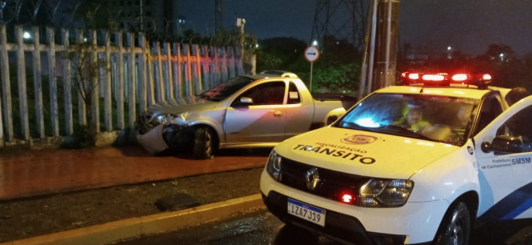 Motorista é preso por embriaguez ao colidir carro em muro em Cachoeirinha