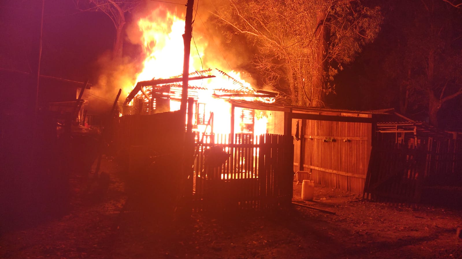 Incêndio destrói casa em Gravataí na noite desta segunda-feira