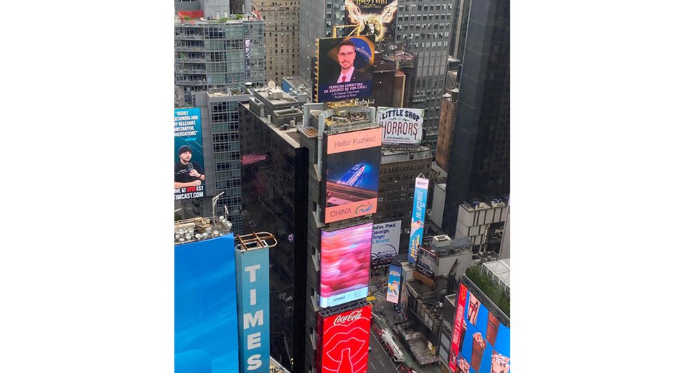Quem é o gravataiense que figurou o topo mais alto da Times Square, nos EUA