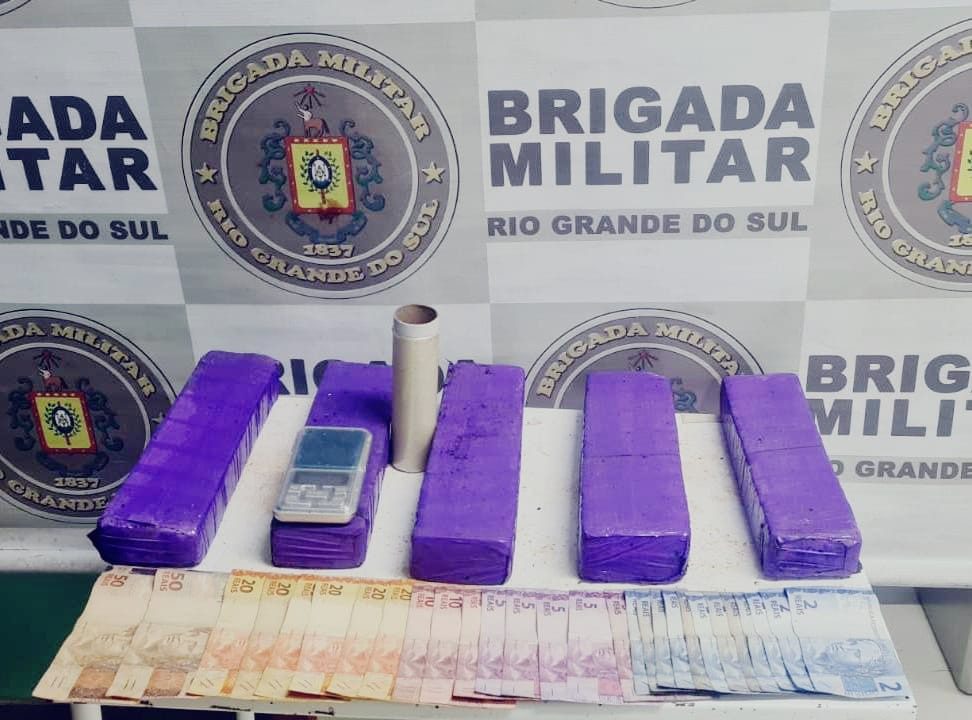 Suspeita de tráfico é presa com 3kg de drogas em Cachoeirinha