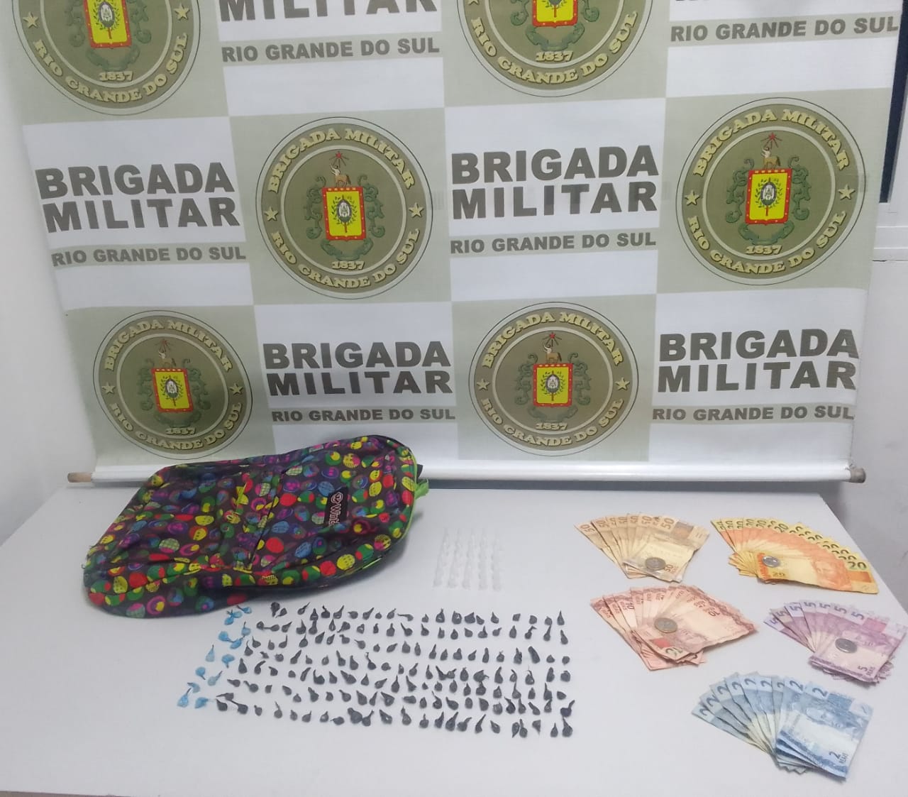 Homem é preso com mais de 200 porções de drogas em Gravataí