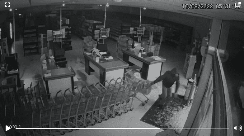 Câmera flagra criminoso furtando supermercado em Gravataí