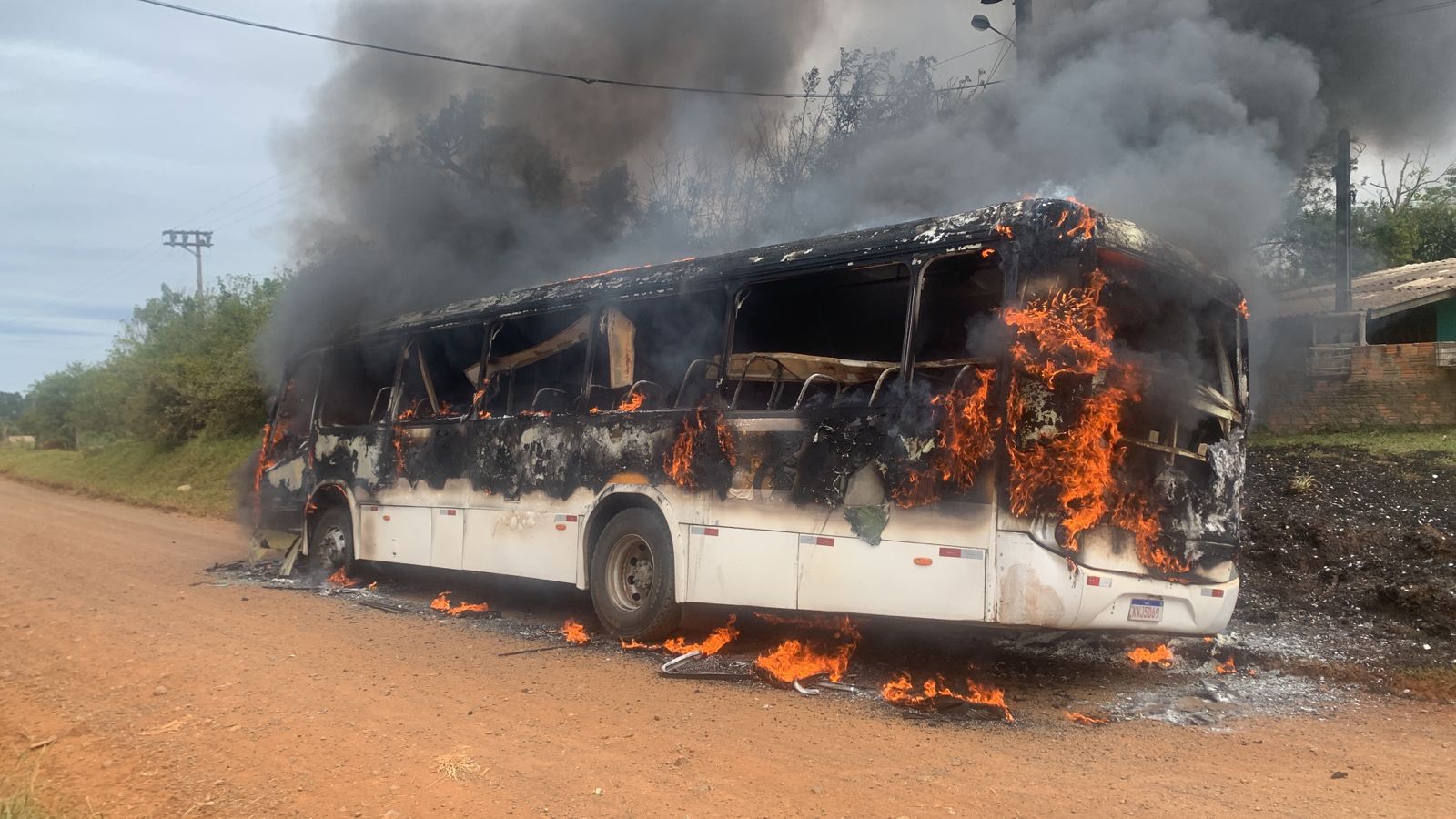 Ônibus que transportava alunos da rede municipal pega fogo em Gravataí