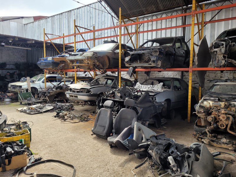 Vinte toneladas de sucatas automotivas são apreendidas em Gravataí