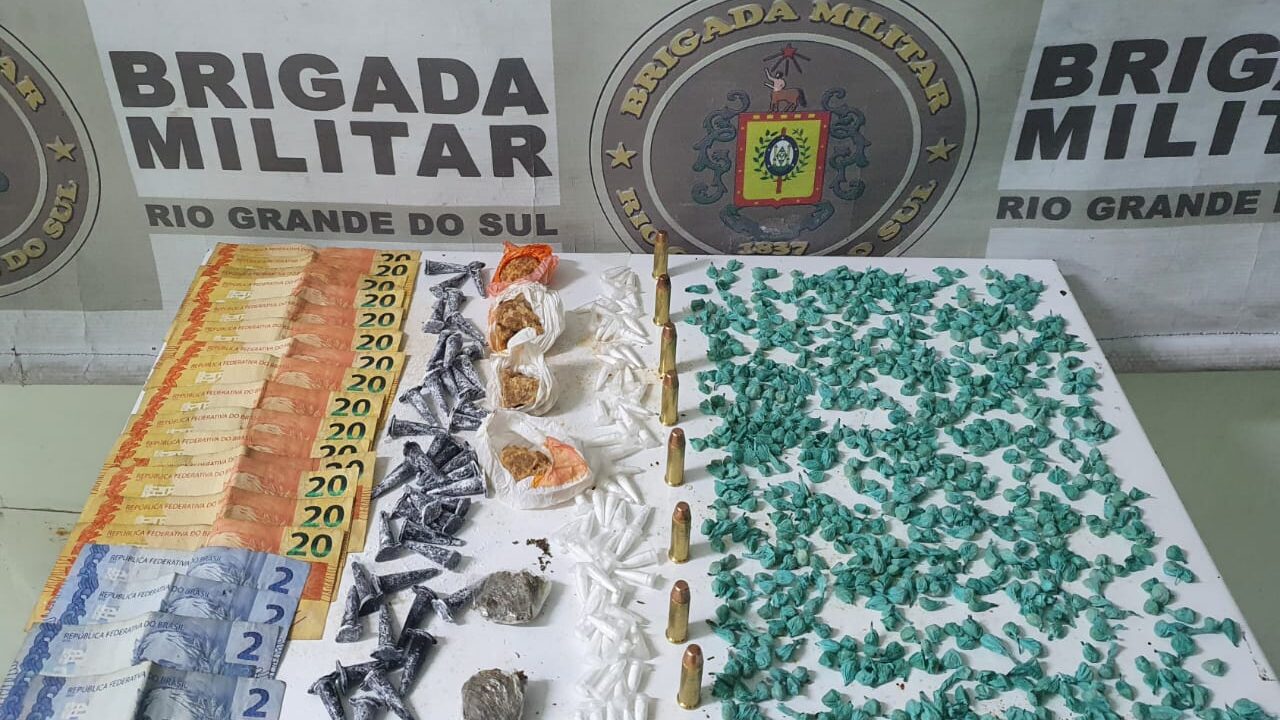Brigada Militar prende homem com mais de 800 porções de drogas em Cachoeirinha