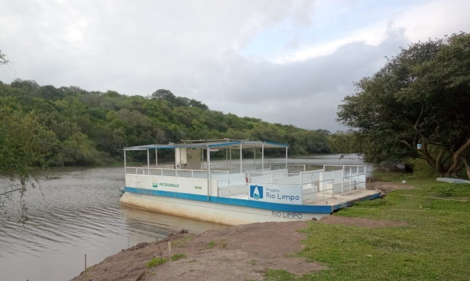 Barco-escola volta a navegar pelo Rio Gravataí após dois anos