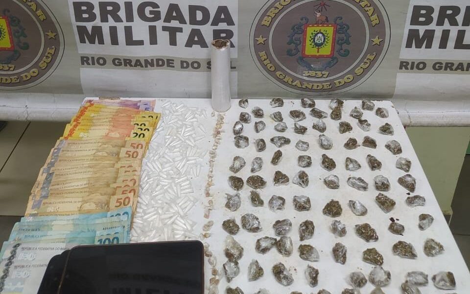 Três pessoas são presas com mais de 300 porções de drogas em Cachoeirinha
