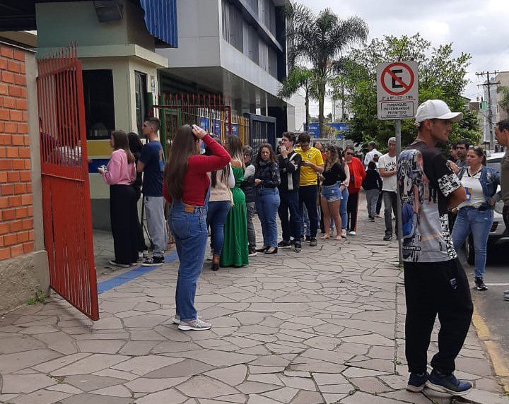 Eleitores de Gravataí relatam espera de quase uma hora para votar neste início de tarde