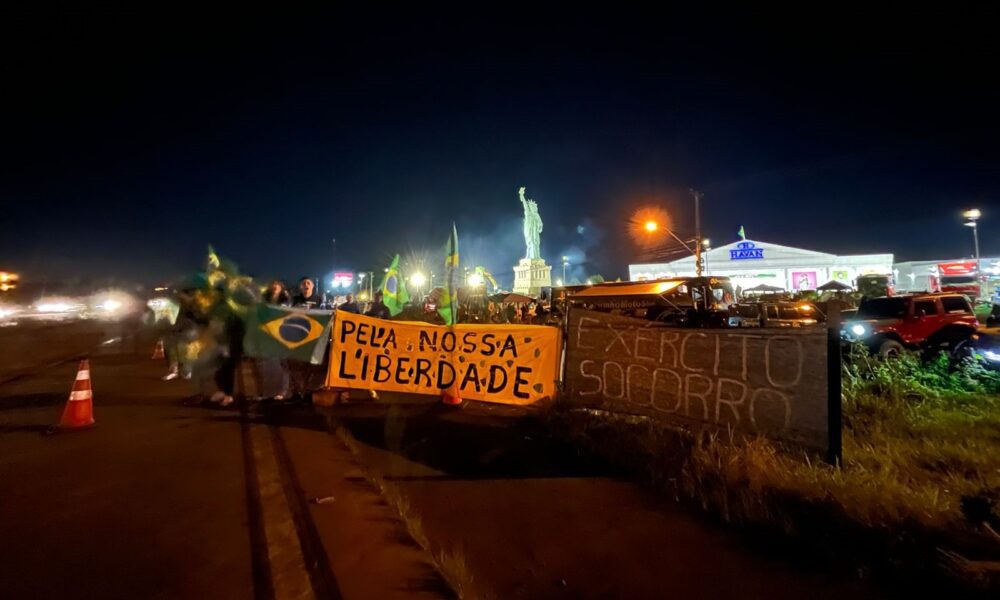 Manifestantes seguem às margens da ERS-118, em Gravataí