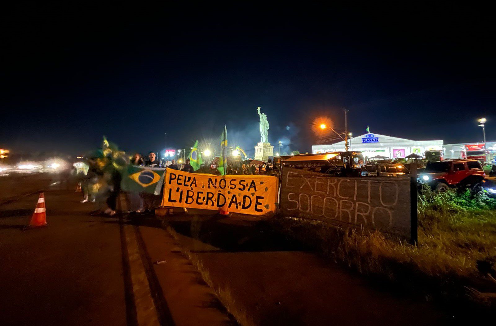 Manifestantes seguem às margens da ERS-118, em Gravataí