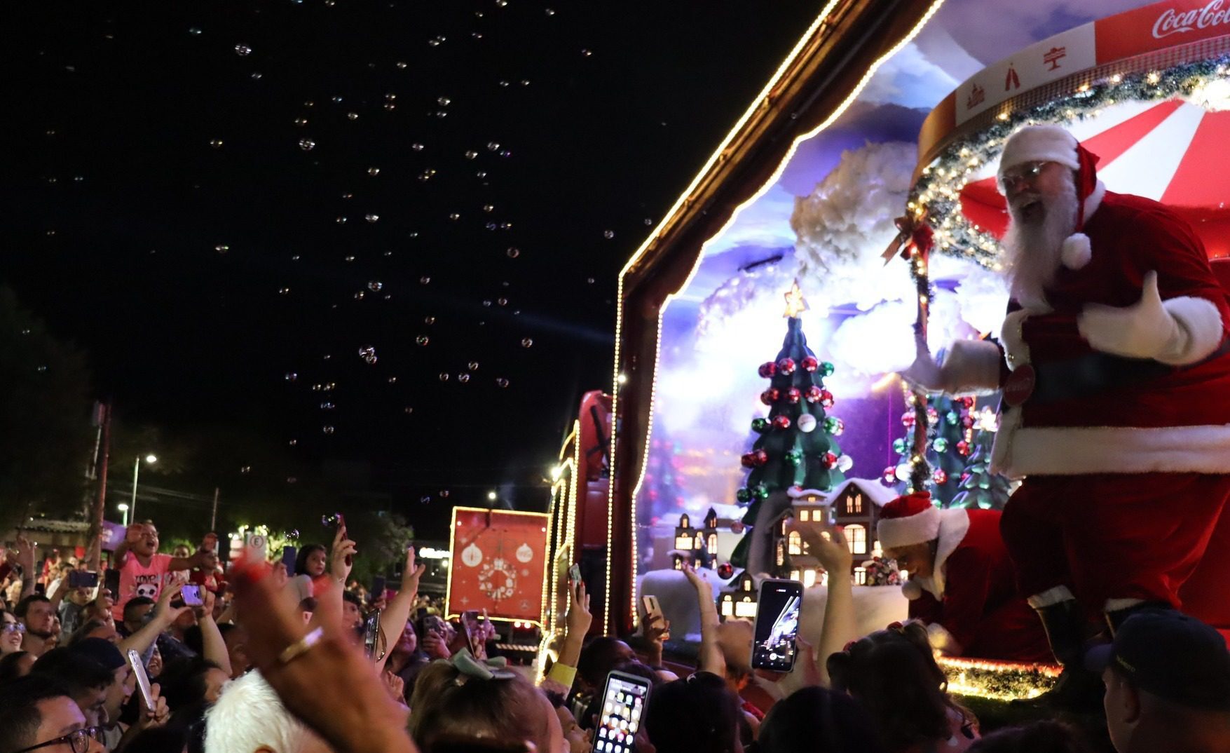 Caravana de Natal da Coca-Cola reuniu e encantou milhares de gravataienses