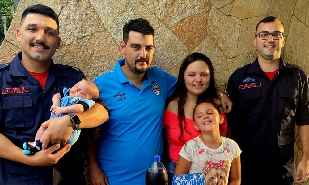Bombeiros visitam bebê de um mês que ajudaram a salvar em Cachoeirinha