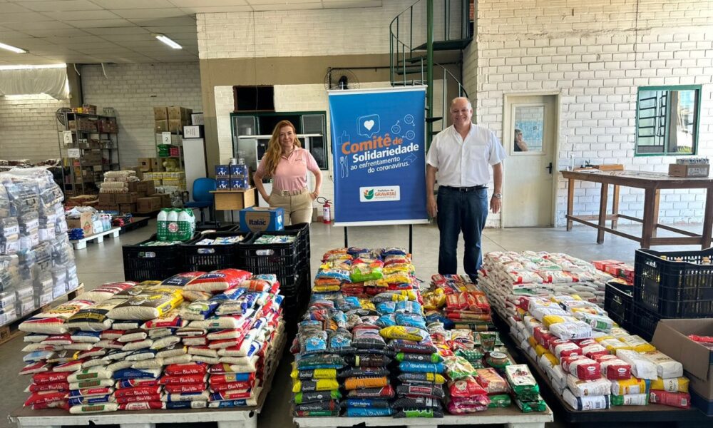 Dana doa mais de uma tonelada de alimentos para o Comitê de Solidariedade
