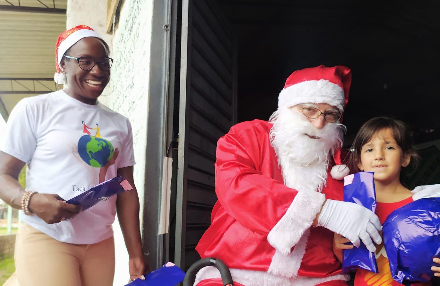 Voluntários de Gravataí e Cachoeirinha presenteiam centenas de crianças neste Natal