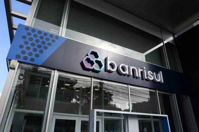 Com 824 vagas para ensino médio, concurso do Banrisul segue aberto até quarta-feira