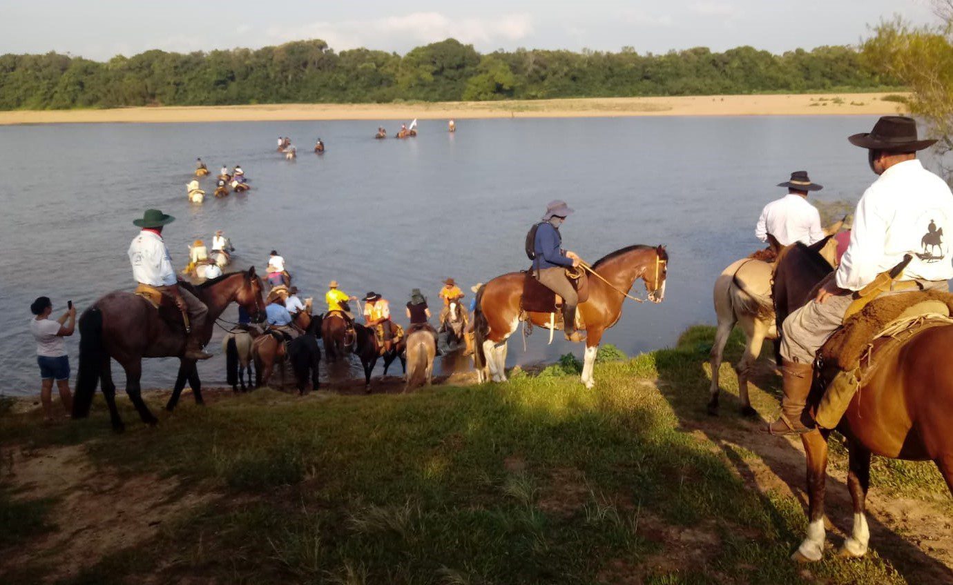 Gravataienses participam de cavalgada às margens da Lagoa dos Patos