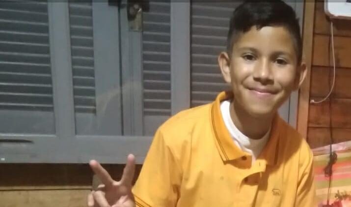 Menino venezuelano precisa de materiais escolares para estudar em Gravataí