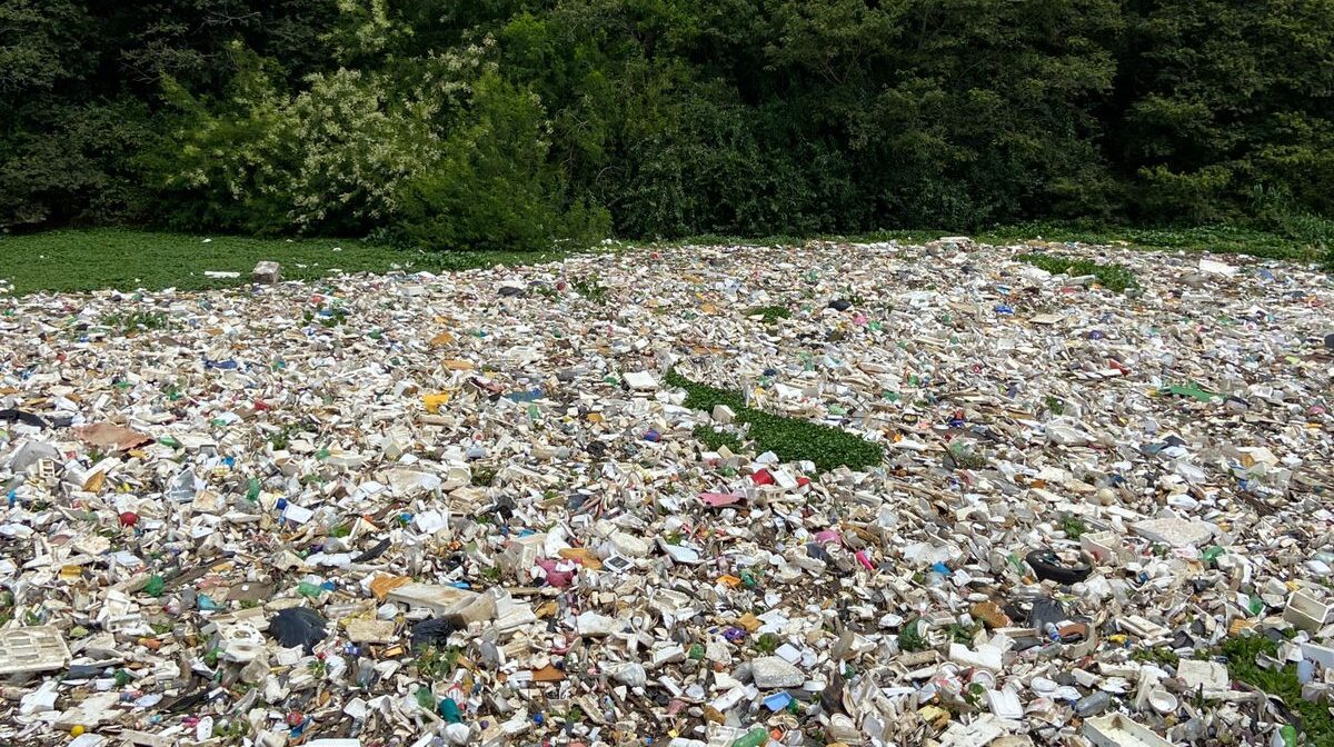 Em Cachoeirinha, faixa de lixo de mais de 30 metros é registrada no Rio Gravataí