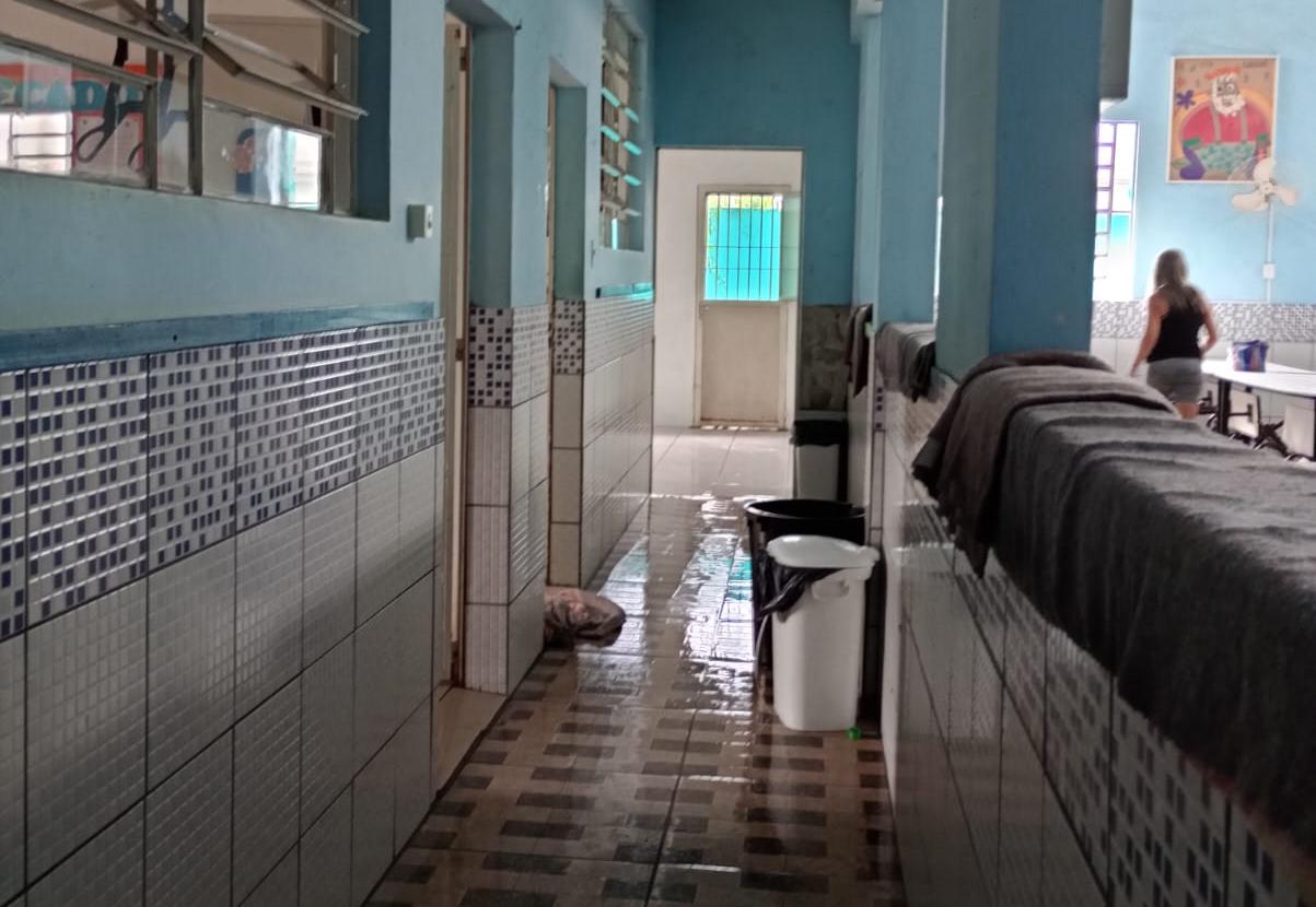 Após meses sem reforma, chuva alaga e interdita Escola Infantil de Cachoeirinha