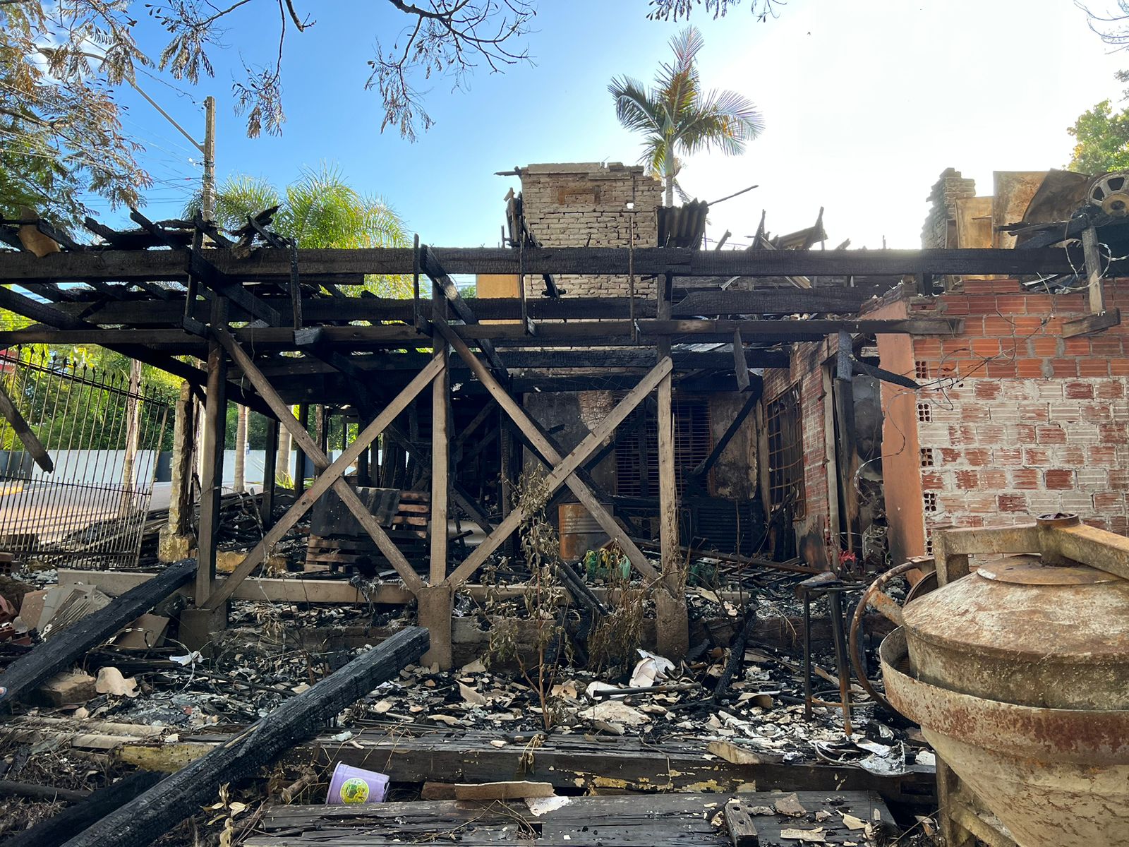 Sem seguro, casa de festas incendiada em Gravataí teme não se reerguer