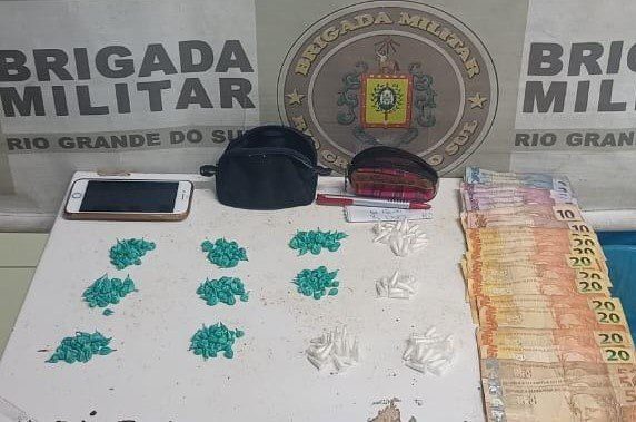 Casal é preso com cerca de 200 pedras de crack e 70 pinos de cocaína em Cachoeirinha