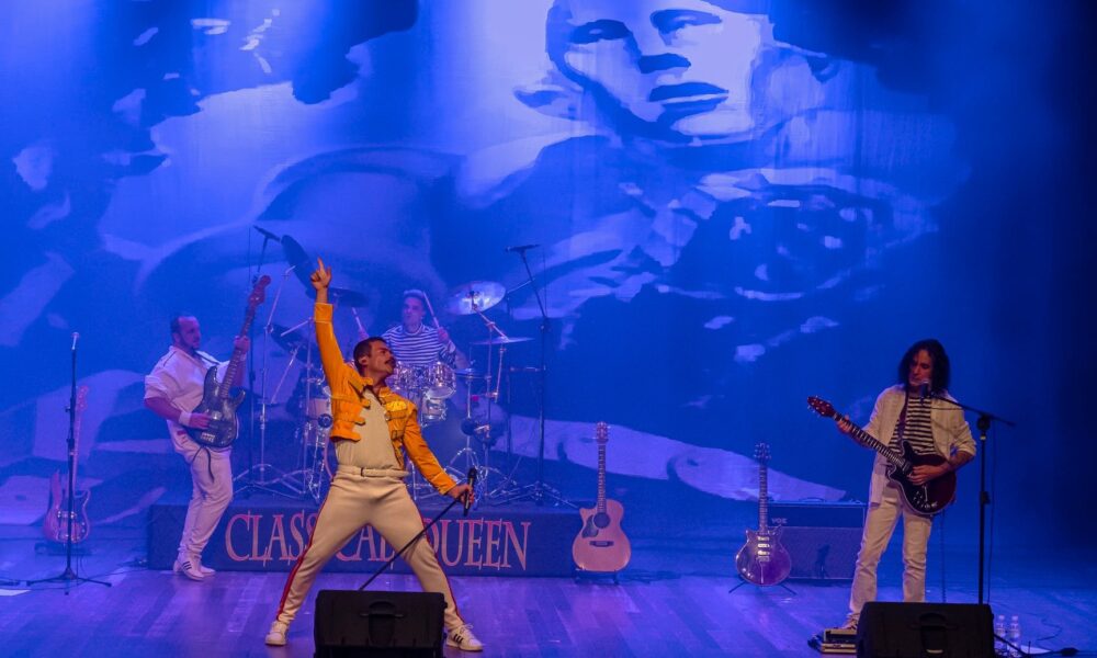 Fiel ao som e figurinos do Queen, banda paulista faz apresentação em Gravataí