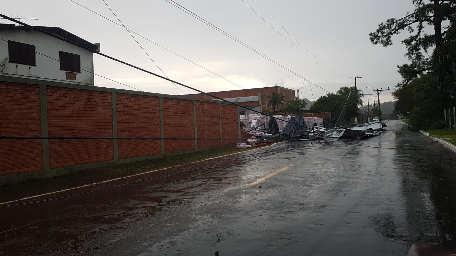 Queda de estrutura durante temporal em Gravataí danifica empresa e bloqueia trânsito