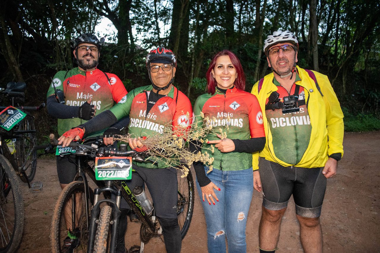 Ciclistas mantêm a tradição da colheita da macela em Gravataí