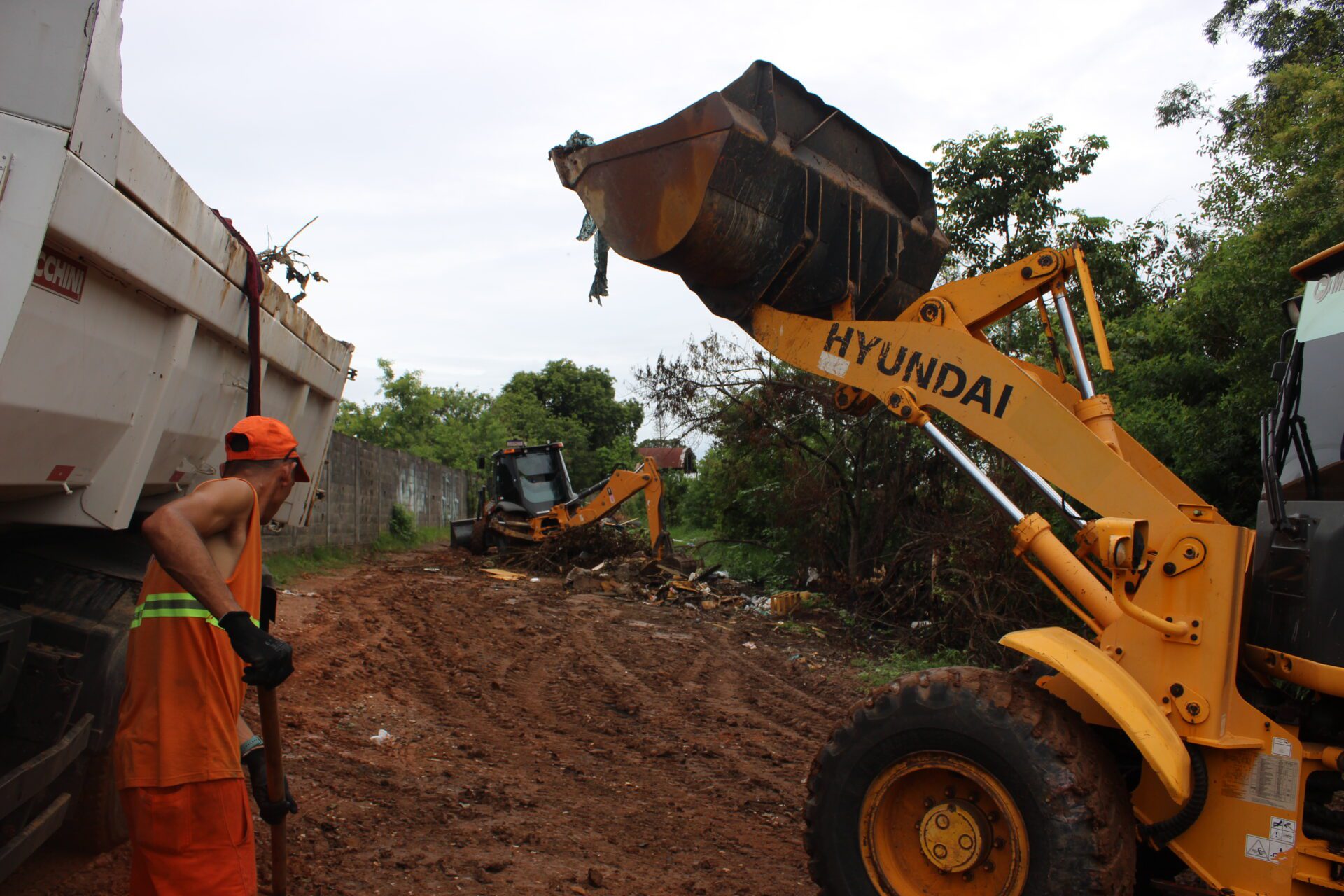 Prefeitura remove lixo descartado de forma irregular em Gravataí