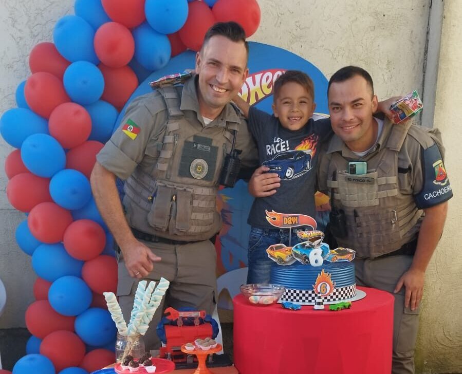 Para alegria do menino Davi, policiais de Cachoeirinha fazem surpresa em seu aniversário