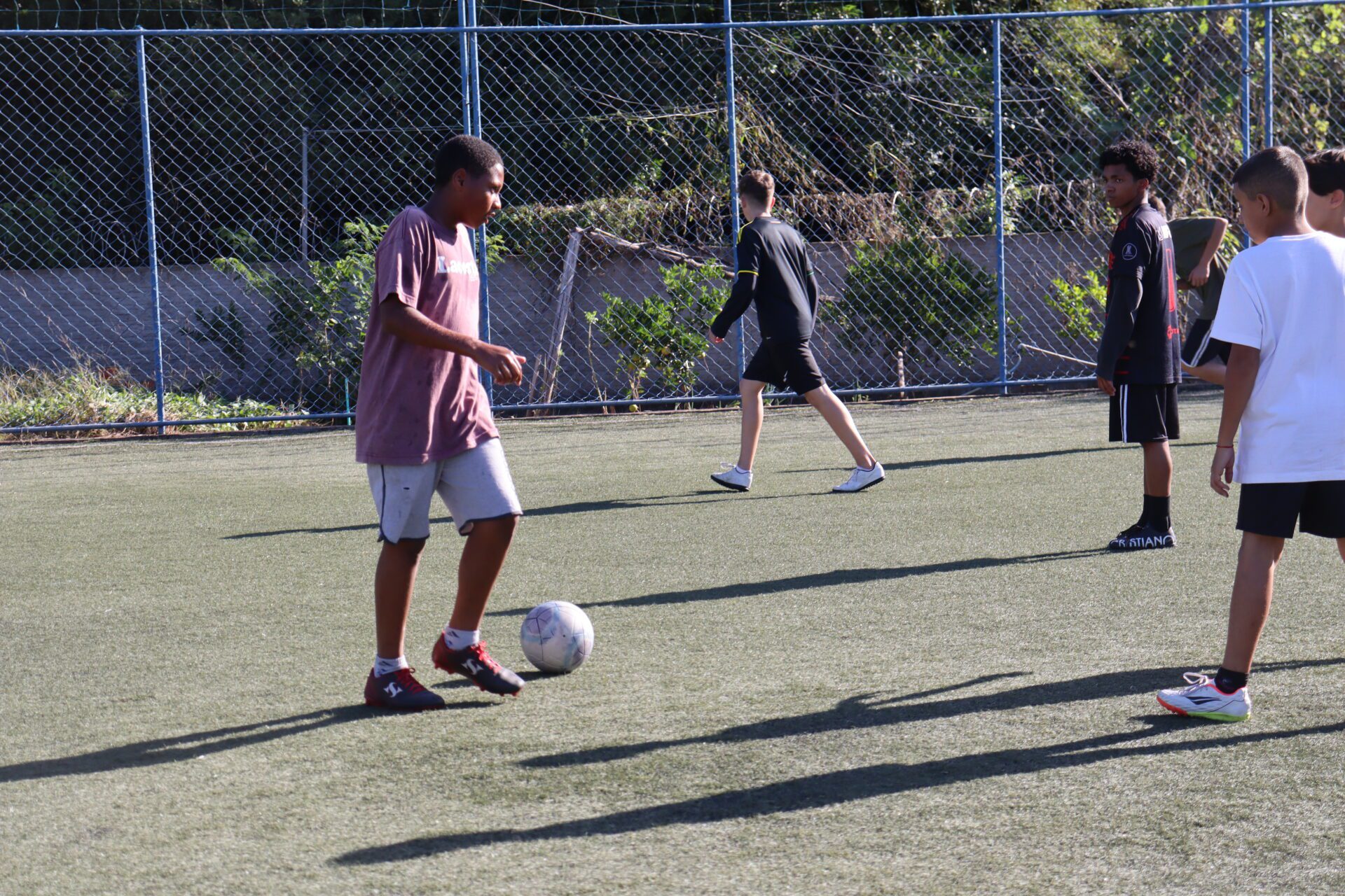 Parceria em Gravataí permite que alunos de escola municipal façam aulas de futebol