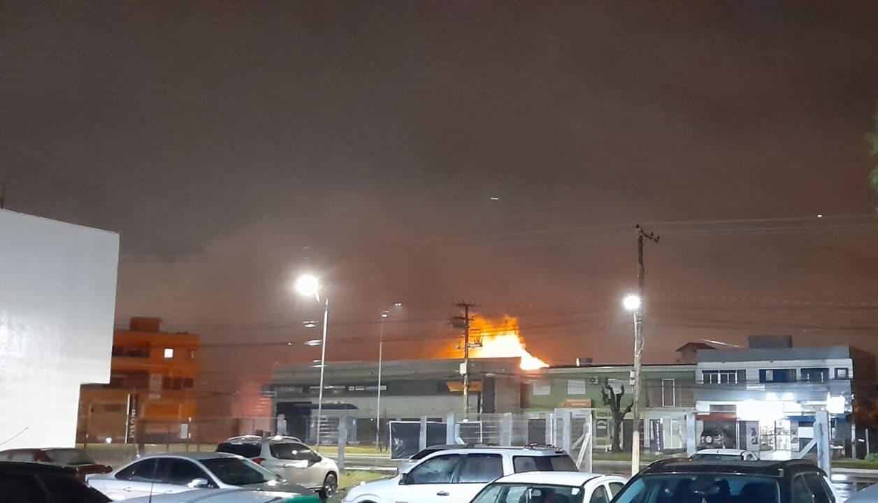 Incêndio atinge madeireira em Gravataí; bombeiros tentam controlar o fogo