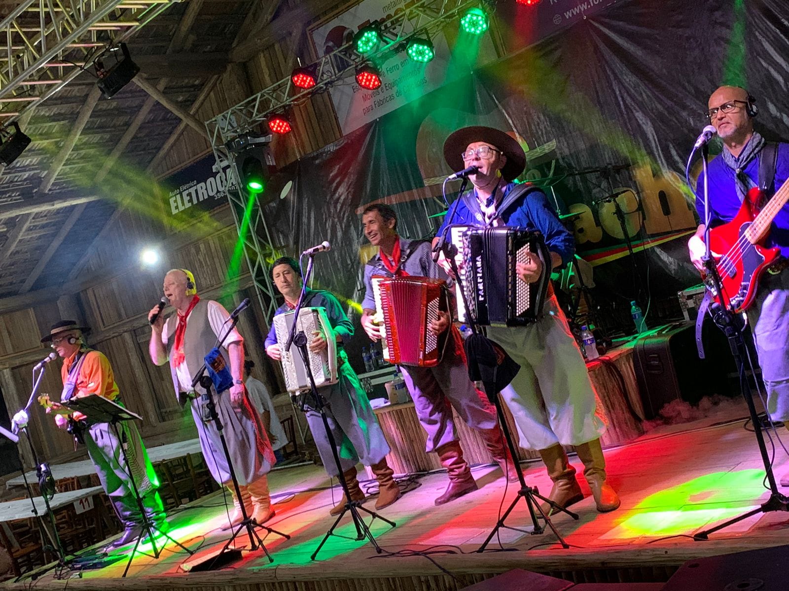 Grupo Barbicacho realiza baile no CTG Carreteiros da Saudade, em Gravataí