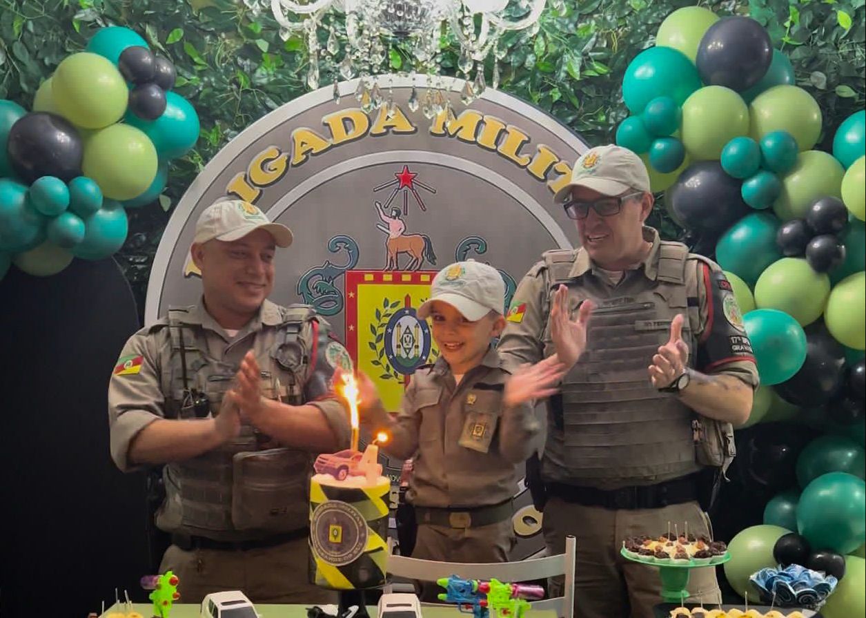 Fã da Brigada Militar, menino de Gravataí ganha surpresa em festa de aniversário