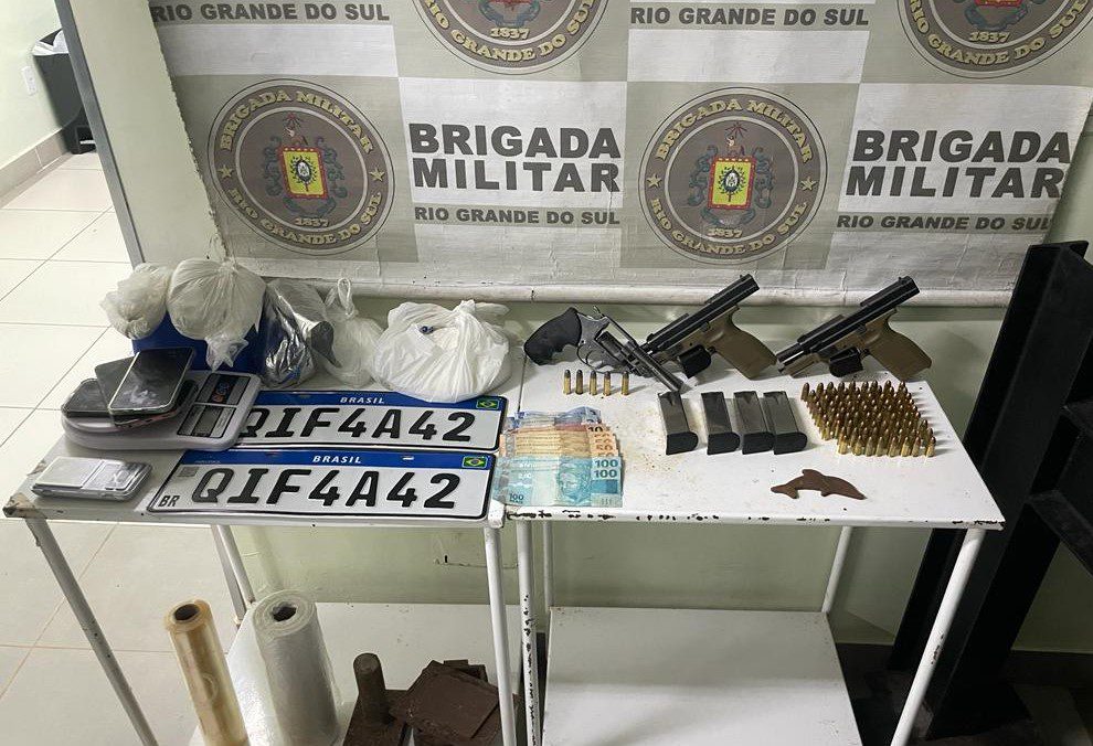 Casal é preso em Cachoeirinha com armas, drogas e veículo roubado