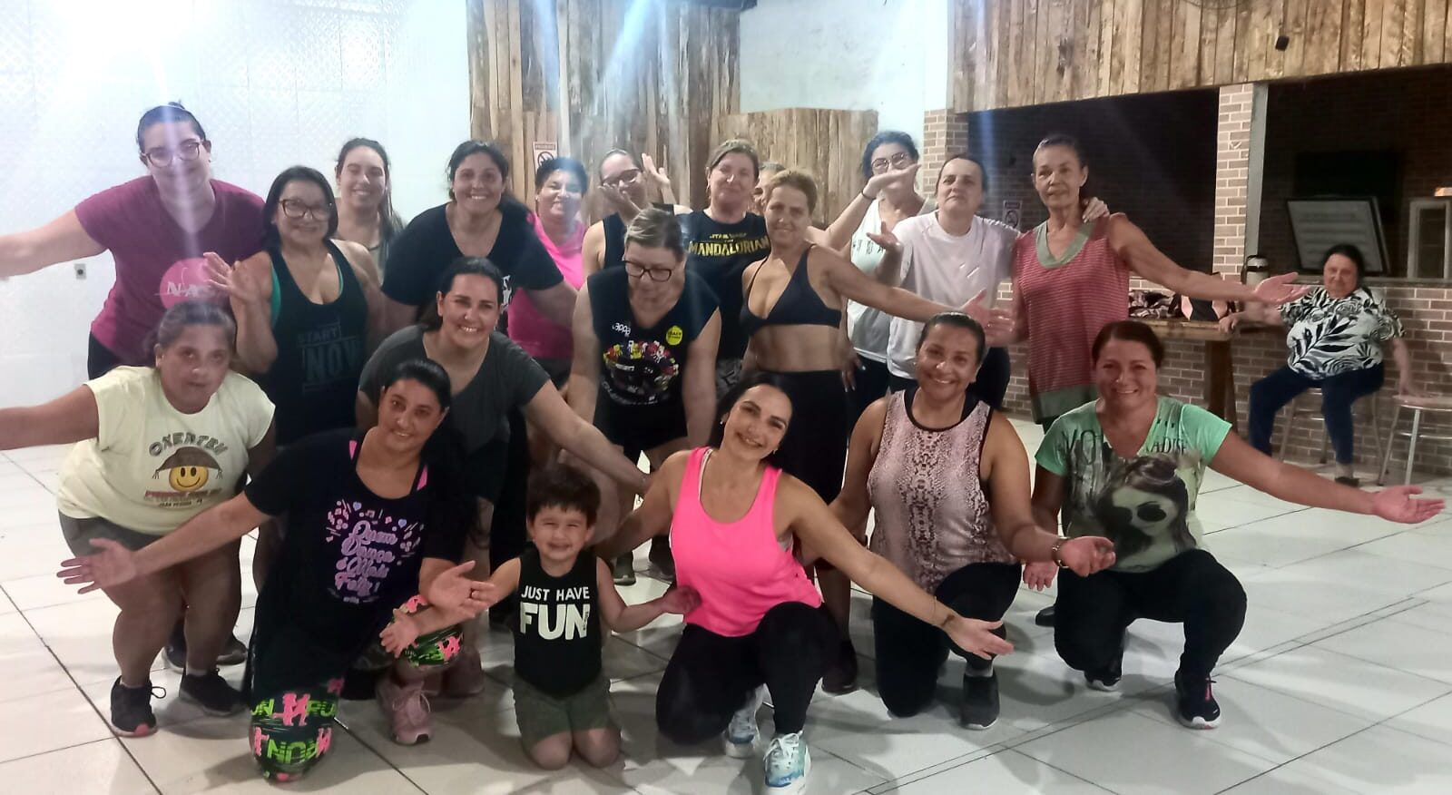 Educadora física coordena aulas de ritmos em associações de Gravataí