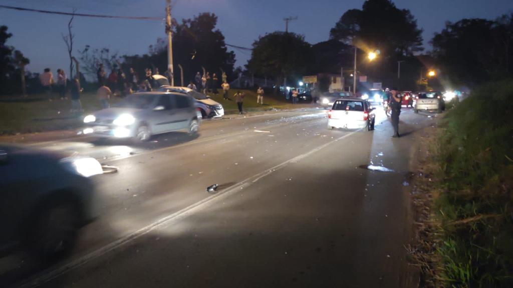 Colisão com caminhão e três carros deixa dois feridos em Gravataí
