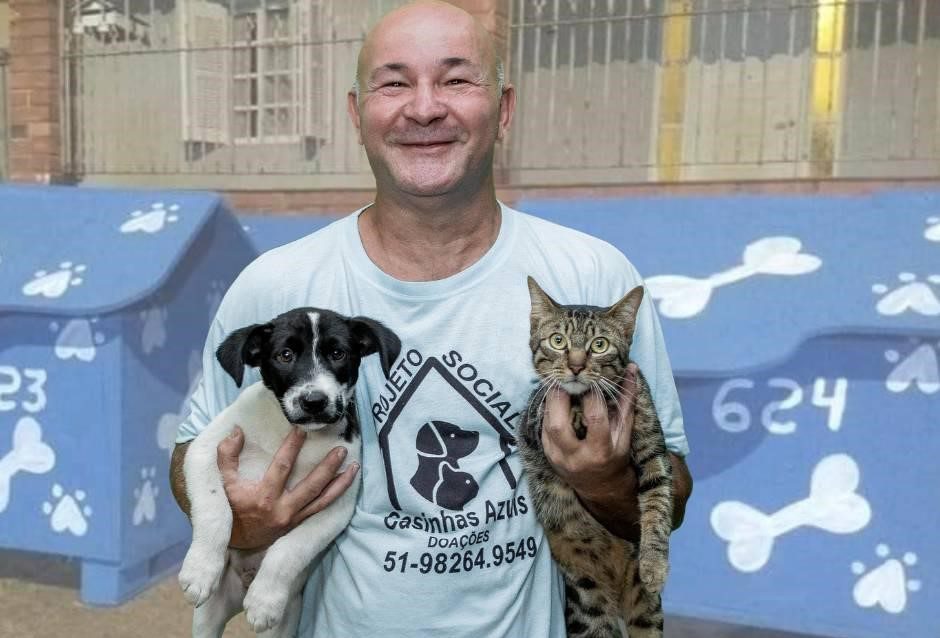Morador de Cachoeirinha construiu mais de 2,6 mil casas para cães abandonados