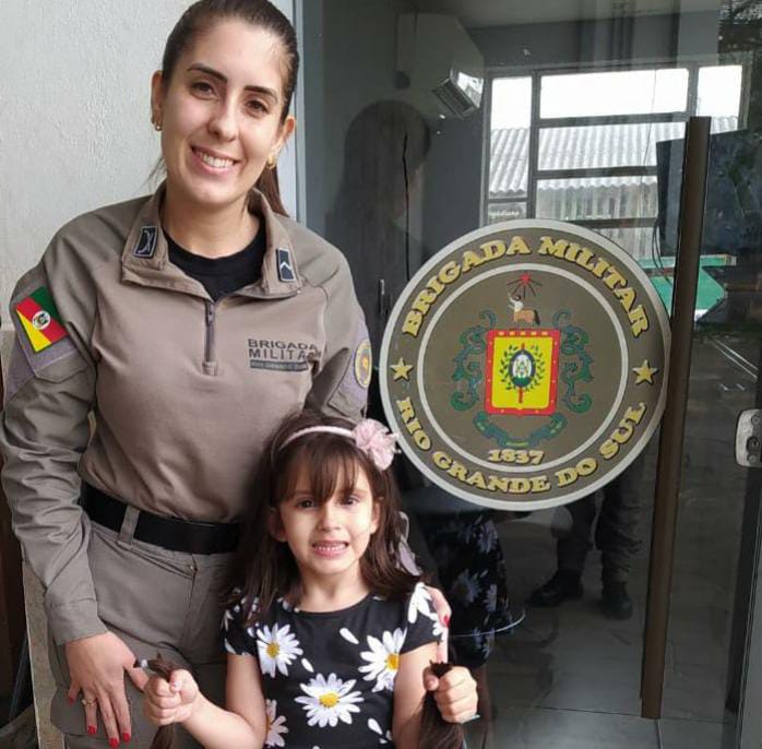 Menina de cinco anos doa cabelo em ação da Brigada Militar de Gravataí