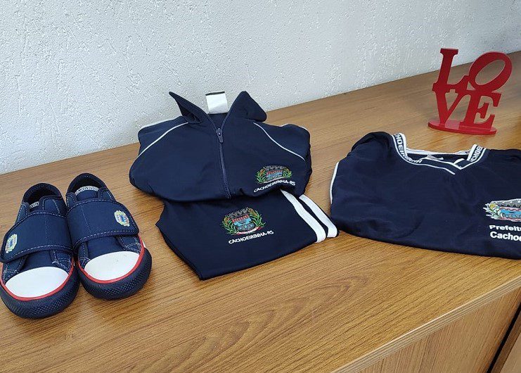 Em Cachoeirinha, entrega do uniforme escolar incluiu calçados para 13 mil alunos
