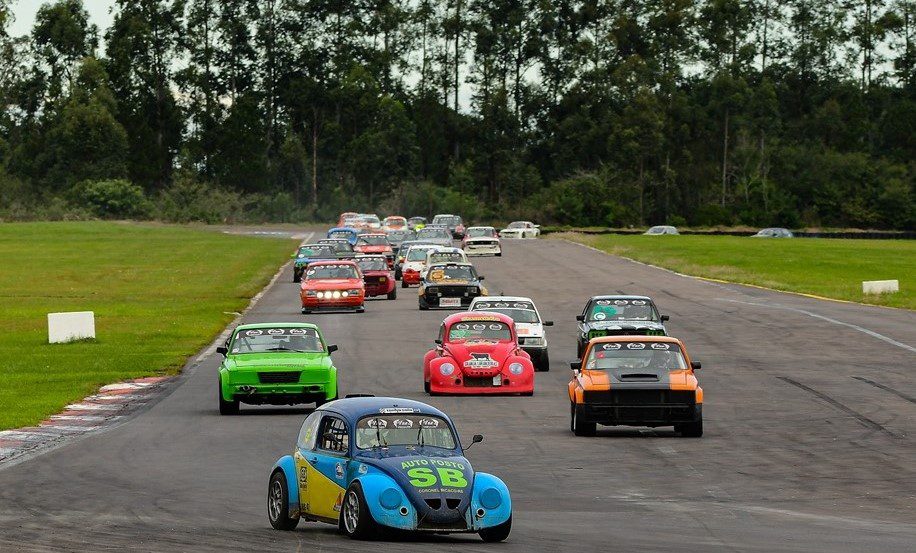 Corrida reúne carros clássicos no Autódromo de Tarumã, em Viamão